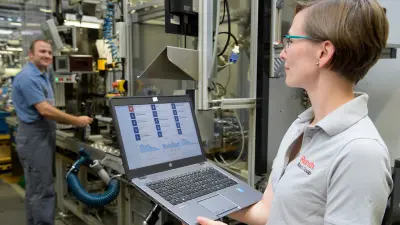 Eine Führungskraft führt Messungen am Laptop durch am Bosch Standort Homburg