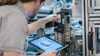Ein Mitarbeiter mit einem Steuergerät für Fast Failure Detection am Standort Homburg