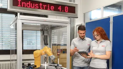 Zwei Menschen vor einer Industrie 4.0 Maschine im Bosch-Werk Homburg