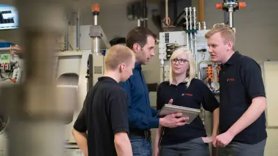 Gruppendiskussion mit Auszubildenden im Werksgelände am Bosch Standort Homburg 
