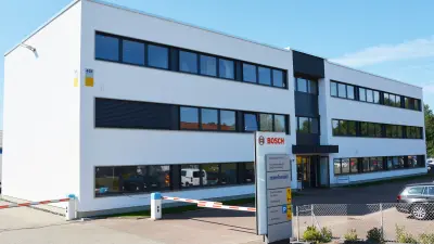 Büro- und Verwaltungsgebäude mit Bosch-Beschilderung am Standort Homburg.