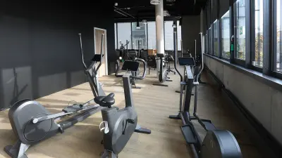 Fitnessraum mit Fitnessgeräten