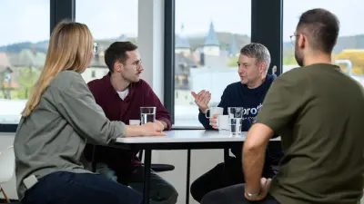 Mitarbeitende beim Essen im Cube