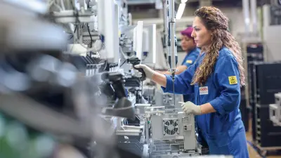Mitarbeitende in Lohr Industrie 4.0