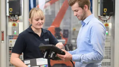 Zwei Mitarbeitende im Gespräch bei der Arbeit