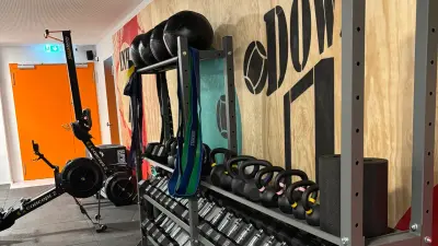 Fitnessraum mit Gewichten und Fitnessgeräten