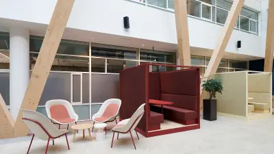 Sitzecke mit Sesseln in einem Bürogebäude