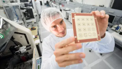 Mann hält eine Probe im Bosch Reinraum