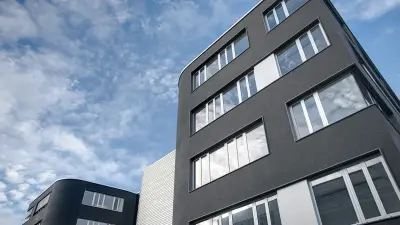 Außenansicht drei moderner Bürogebäude von Bosch Sensortec in Kusterdingen.