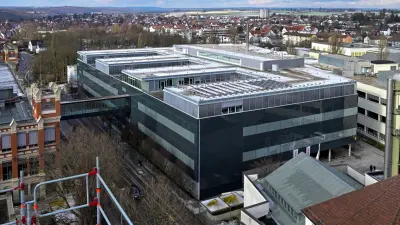 Ein großes, mehrstöckiges Bürogebäude von Bosch in Reutlingen, umgeben von Häusern.