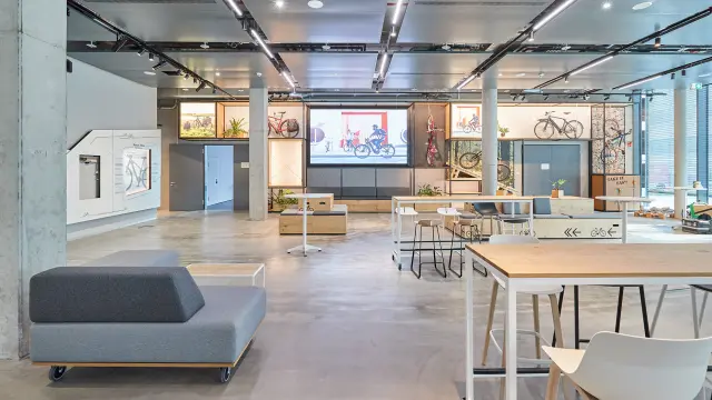 In einer modernen und offene Lobby von Bosch befinden sich neben Stühlen, Tischen und Sofas auch Fahrräder als Ausstellungsobjekte. 