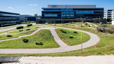 Vor einer Reihe moderner Bürogebäude befindet sich die eBike Teststrecke von Bosch in Kusterdingen.