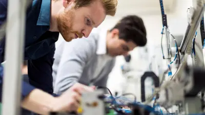 Zwei Männer arbeiten