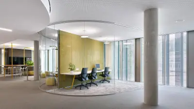Modernes Arbeitsumfeld für kreativen Freiraum.