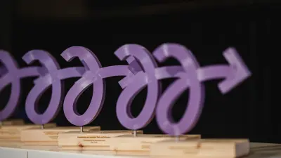 Trophäen in Pfeilform auf Holzsockeln, in einer Reihe aufgestellt