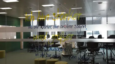Der Kreativ- und Arbeitsraum Authenticity im Service & Supply Chain Campus begrüßt unsere Bosch-Mitarbeitenden mit einem flotten Spruch zur Stärkung des Selbst-Bewusstseins Ich bin stärker als die Wörter, die andere sagen, und größer als die Schubladen, in die sie mich stecken wollen.
