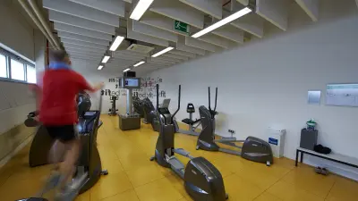 Milon-Zirkel im Feuerbacher Werk mit einem Sport treibenden Mitarbeiter.
