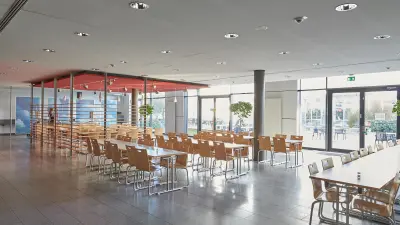 Betriebsrestaurant des Schulungsbereichs im IT-Campus mit Blick auf die Außenanlagen.