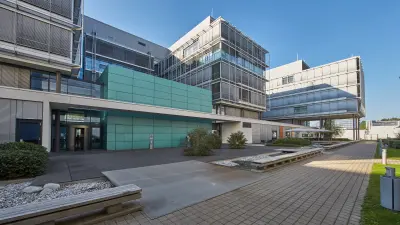 Zweiter Innenhof des IT-Campus mit Blick auf den Eingang des Schulungsbereiches und die Außenanlage einer der zwei Betriebsrestaurants des IT-Campus.