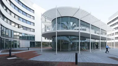 Innenhof des IT-Campus mit Blick auf das doppelstöckige Betriebsrestaurant und Liegestühlen im Freien.