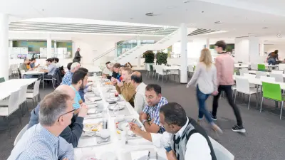 Kollegen und Kolleginnen im lockeren Gespräch nach dem Mittagessen im Betriebsrestaurant des IT-Campus aus dem Jahr der Eröffnung des IT-Campus 2017.