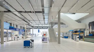 Moderne Fabrikhalle, die Automatisierung und Robotik in der Fertigung präsentiert