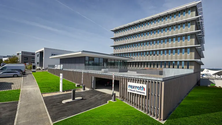 Modernes Bürogebäude mit Holzfassade 