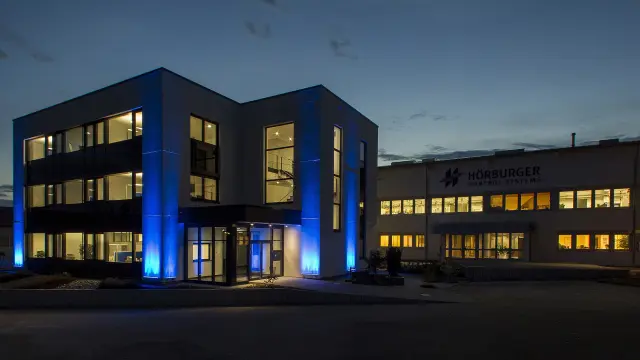 Standort des Gebäudeautomations-Spezialisten Hörburger bei Nacht