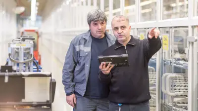 Zwei Männer vor einer Maschine in einer Bosch-Fabrik