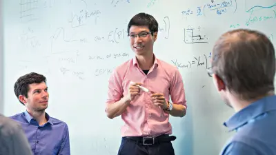 Dr. Duy Nguyen-Tuong im Gespräch mit seinem Team