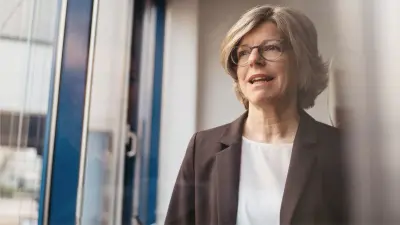 Frau Marion Oertel-Nau, Leiterin der Bosch-Jugendhilfe, steht am Fenster und schaut heraus.