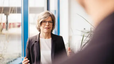Marion Oertel-Nau im Gespräch, lächelnd, in ihrem Büro.