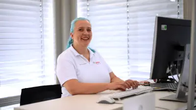 Caroline in ihrem Büro