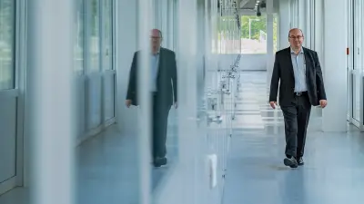 Bosch-Wissenschaftler Dr. Franz Lärmer im Flur