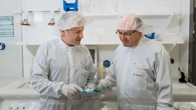 Franz Laermer und Kollege bei Bosch im Labor