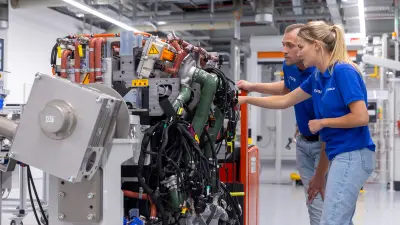 Zwei Techniker inspizieren ein Brennstoffzellen-Antriebssystem.
