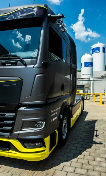 LKW mit Brennstoffzellen-Antriebssystem auf einem Parkplatz