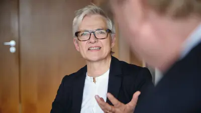 Professor Lenz spricht mit Stefan Hartung.
