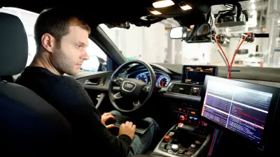 Holger prüft Software im Testfahrzeug