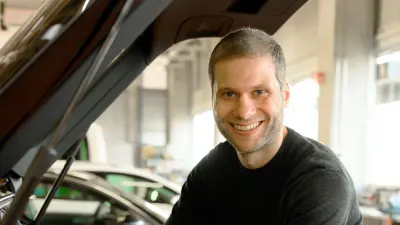 Holger während der Arbeit an einem Fahrzeug
