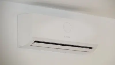 Nahaufnahme eines Split-Klimageräts an einer Wand.