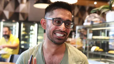 Ex-Flüchtling und heutiger Bosch-Mitarbeiter Waqas Rehman gibt ein Interview in einem Café in Stuttgart.