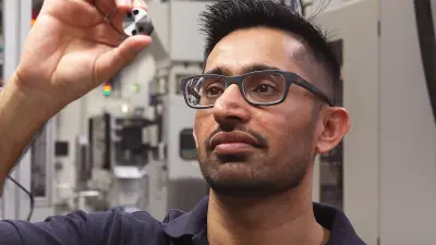 Waqas Rehman bei seiner Arbeit im Stuttgarter Werk Feuerbach.