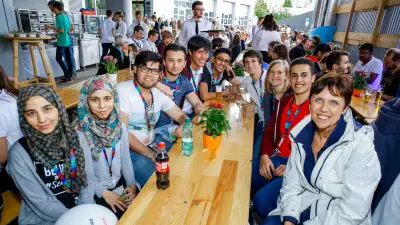 Bosch-Mitarbeiter und Geflüchtete gemeinsam bei einem Fest
