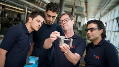 Bosch-Ausbilder gibt seine Kenntnisse an Geflüchtete weiter