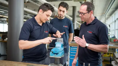 Bosch-Ausbilder zeigt den Lehrlingen die richtige Technik