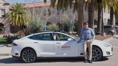 Moritz Dechant steht in Palo Alto vor einem weißen Auto, schaut direkt in die Kamera. 