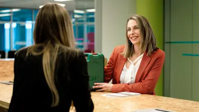 Isabelle während eines Gesprächs