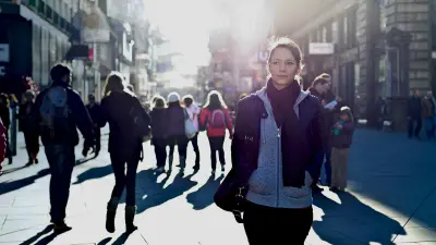 Das Bild zeigt Menschen auf der Straße. Für den Bosch KI-Zukunftskompass 2020 wurden 1 000 Menschen in Deutschland ab 18 Jahren im August 2020 im Auftrag der Robert Bosch GmbH befragt.