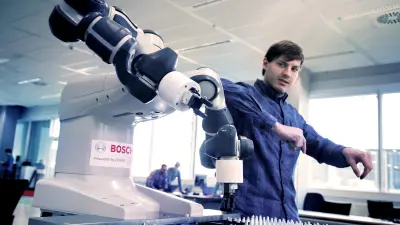 Das Bild zeigt einen Entwickler bei Bosch im Forschungs- und Entwicklungsstandort Renningen. Das Unternehmen will mit industrieller KI seine Produkte zum Assistenten der Kunden machen – und strebt damit einen Spitzenplatz in der Weltliga an.